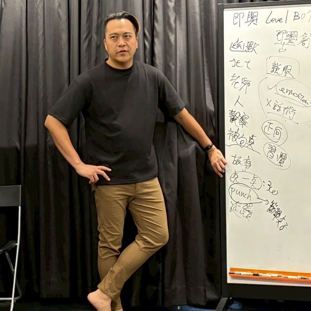 東區德在台北即興表達課現場，身旁白板寫著即興 Level B 的課堂心法