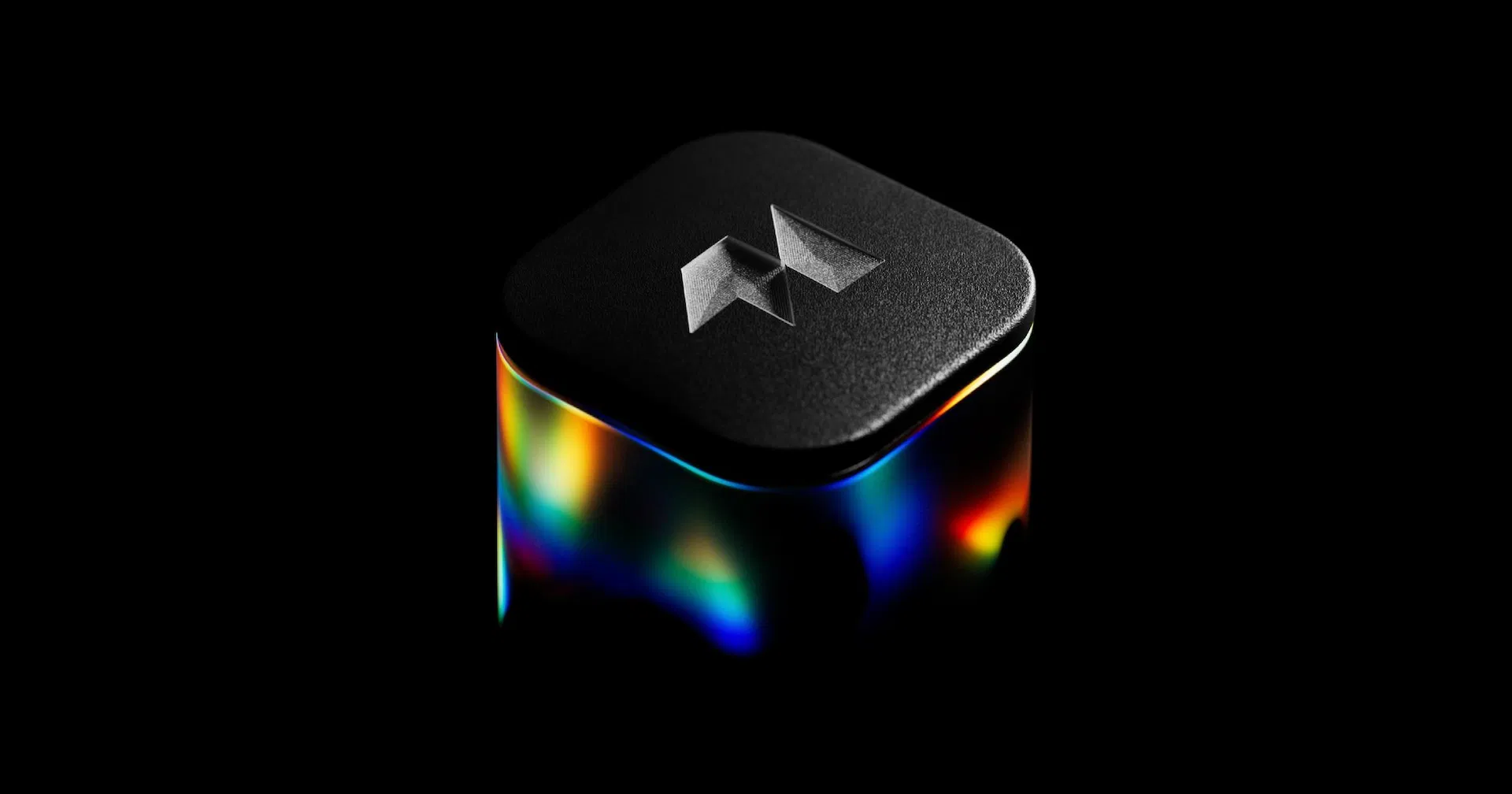 Framer 網域服務的官方主視覺,純黑背景上一個黑色方塊,頂面刻著 Framer 標誌,側面泛著彩虹色的稜鏡光暈