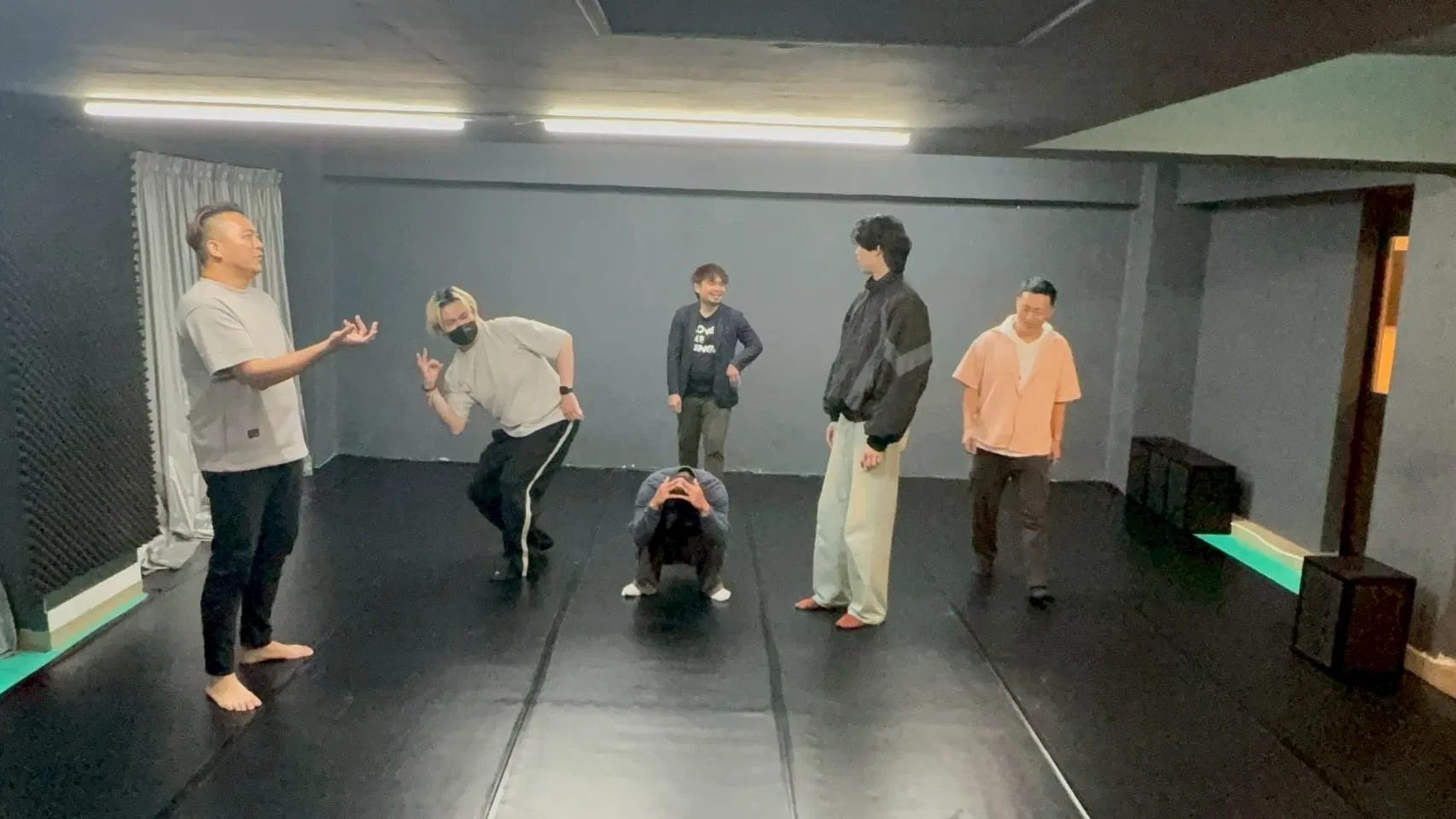 台北實體即興課現場，學員兩人一組做即興接話練習
