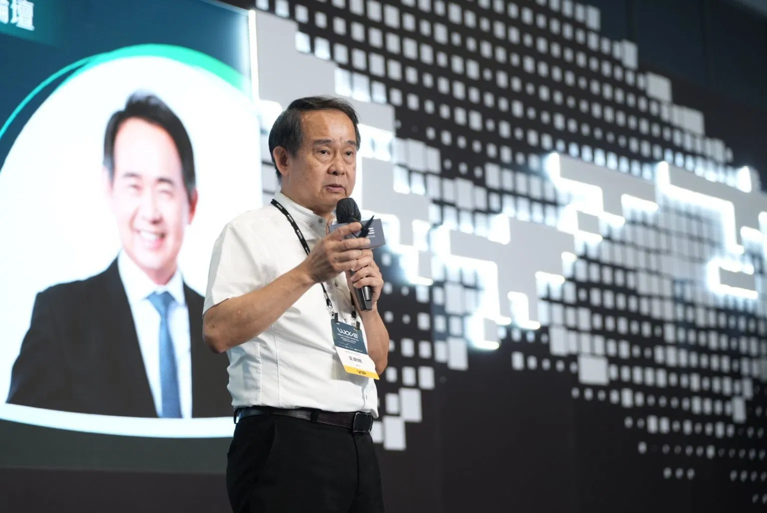 王宇老師於 2025 AI WAVE 展會登台演說,分享 AI 與金融科技應用趨勢的產業觀察與實務心得