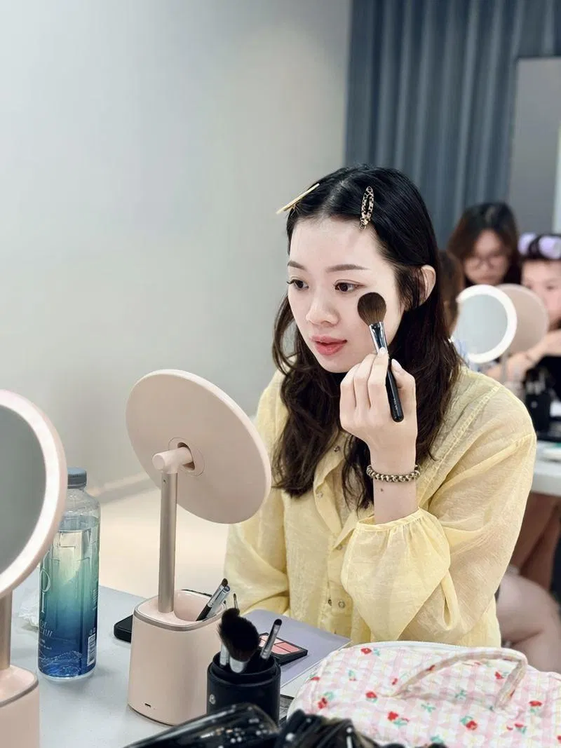 學員在鏡子前練習化妝