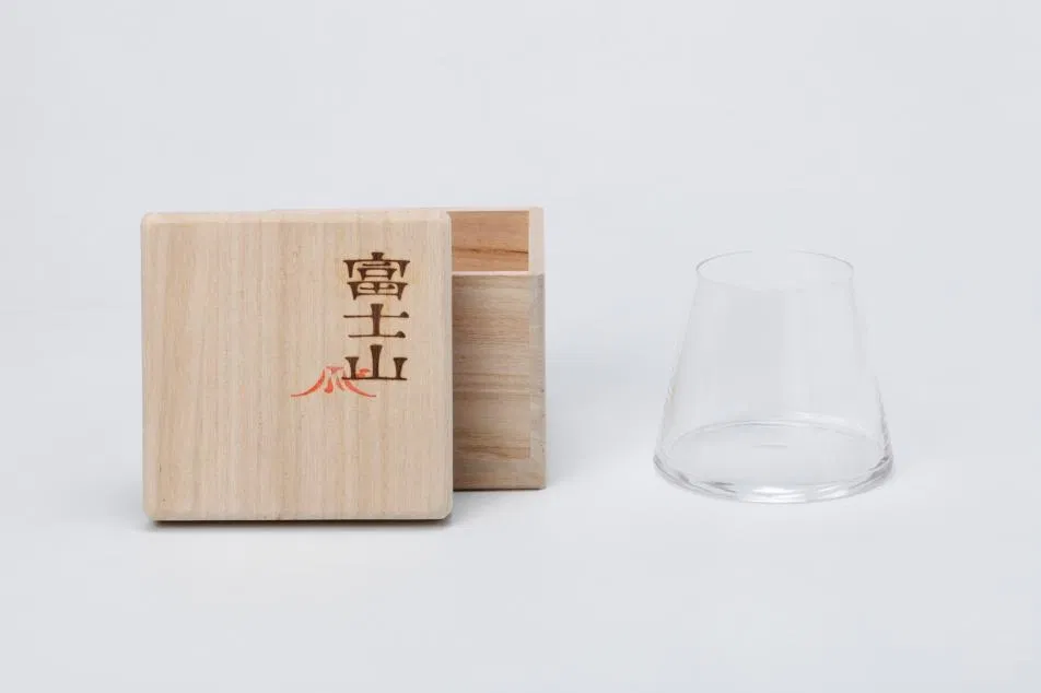 富士山玻璃杯（Fujisan Glass）水野學 2010 年的產品設計，杯內倒置呈現富士山輪廓