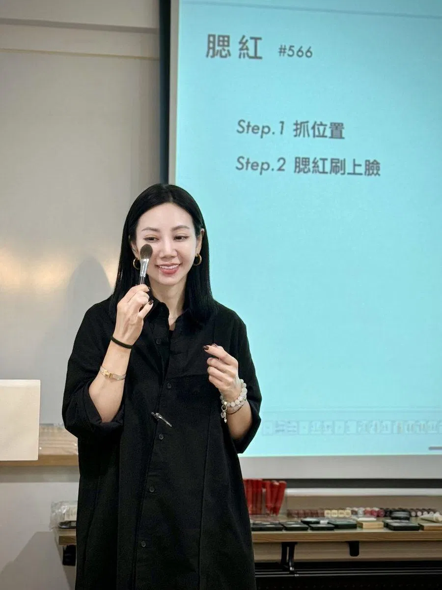 米妮示範日常妝技巧