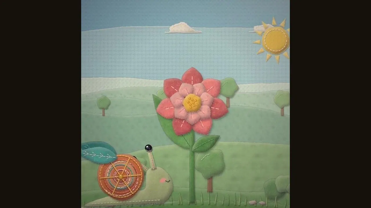 毛氈質感動畫畫面：小蝸牛停在一朵紅花下，遠處有太陽和樹