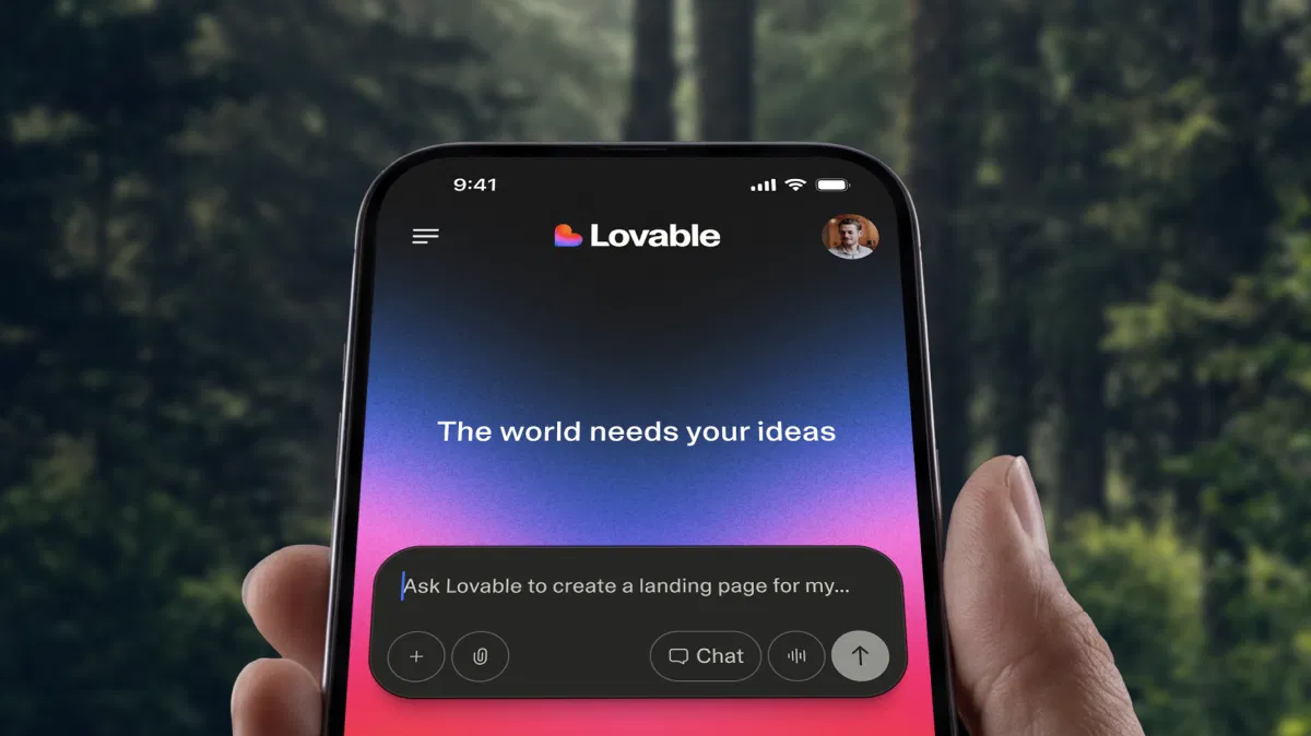 Lovable mobile app iOS 介面:手機上輸入框寫著 Ask Lovable to create a landing page for my