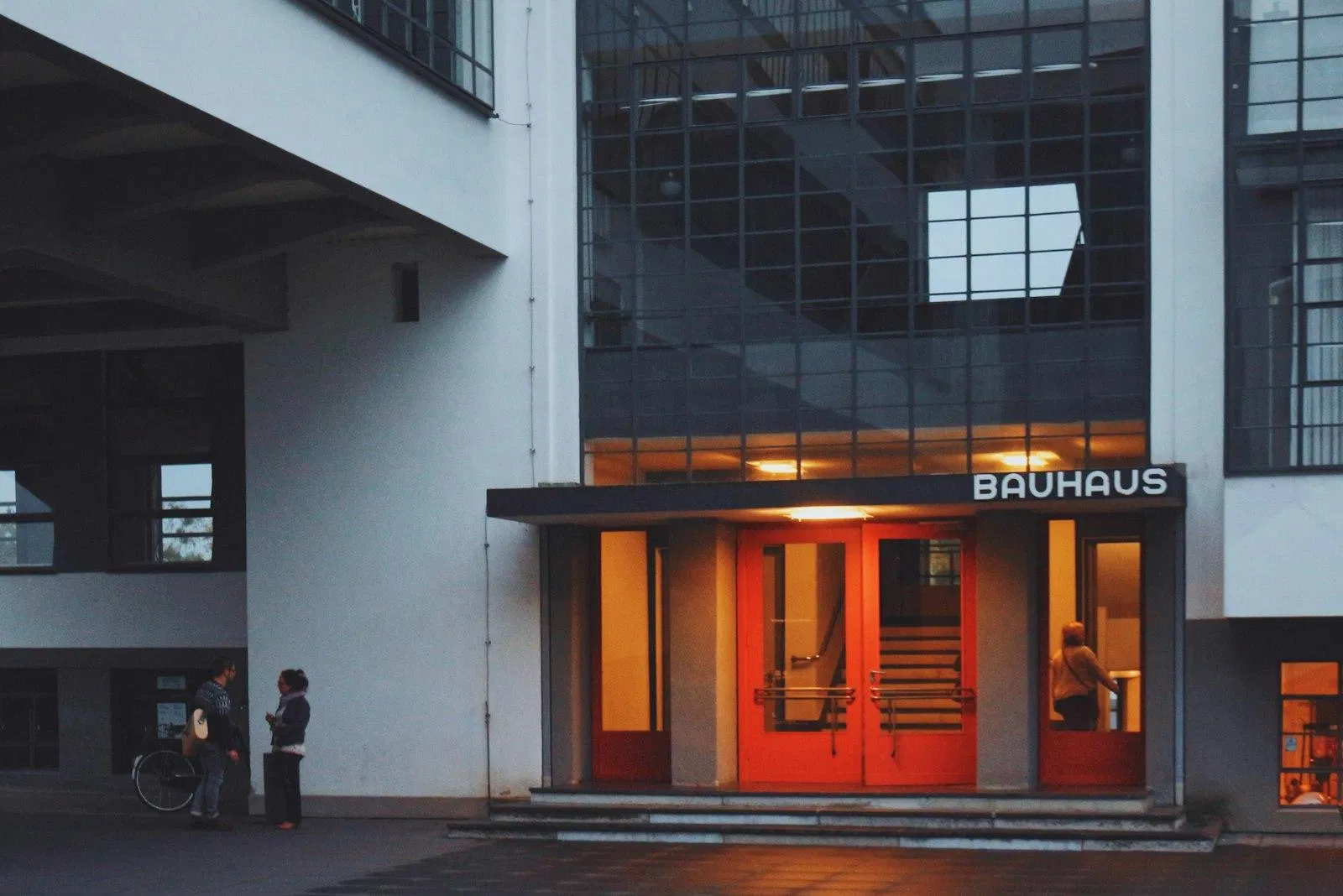 Bauhaus Dessau 校舍入口正門,玻璃帷幕與 BAUHAUS 字樣(Herbert Bayer 設計),1926 年由 Walter Gropius 設計,今天仍開放參觀