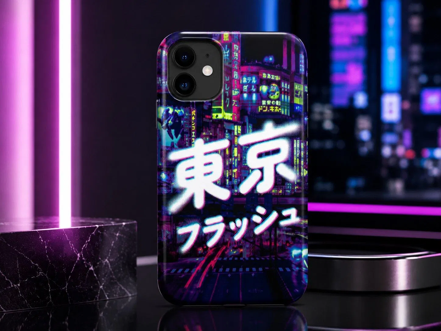 點陣漸變文字應用於手機殼商品,霓虹街景與網點字在小尺寸載體上依然清晰