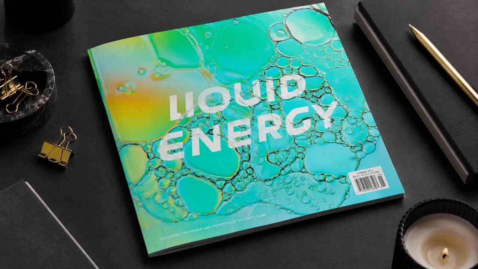 Photoshop 移置濾鏡教學封面：青綠色油水氣泡雜誌封面，白色 LIQUID ENERGY 文字跟著氣泡輪廓扭曲變形