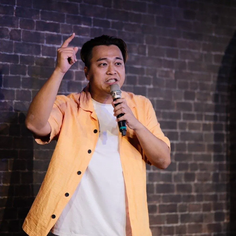 東區德在脫口秀舞台上手持麥克風即席演出