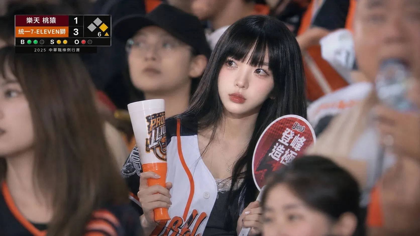 台灣職棒轉播截圖 — 黑髮女生統一獅