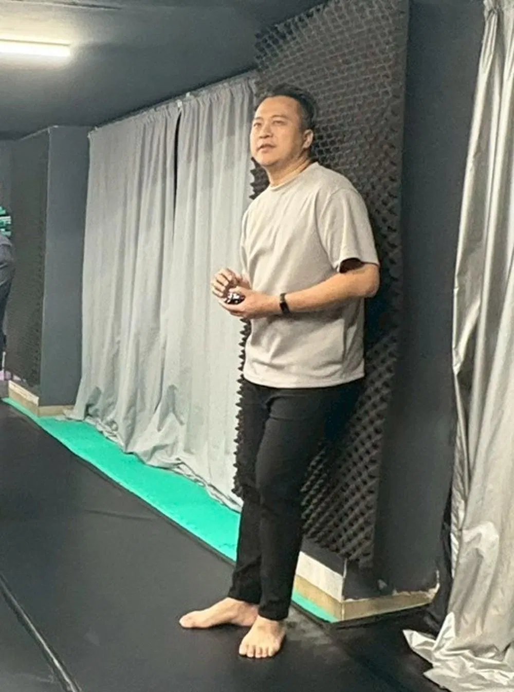 東區德站在即興課教室的排練區示範