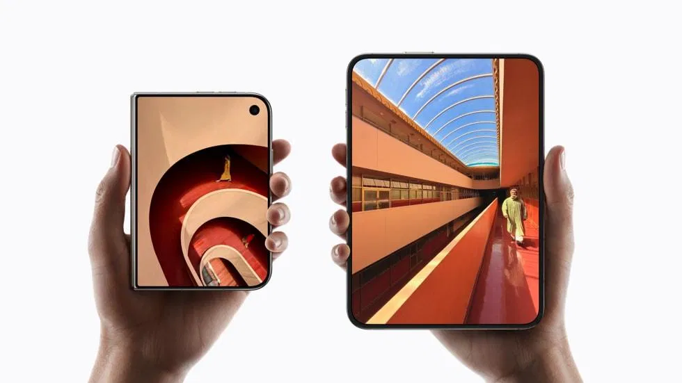 闔起與展開的 iPhone Duo 並排，外螢幕 5.4 吋、內螢幕 7.6 吋