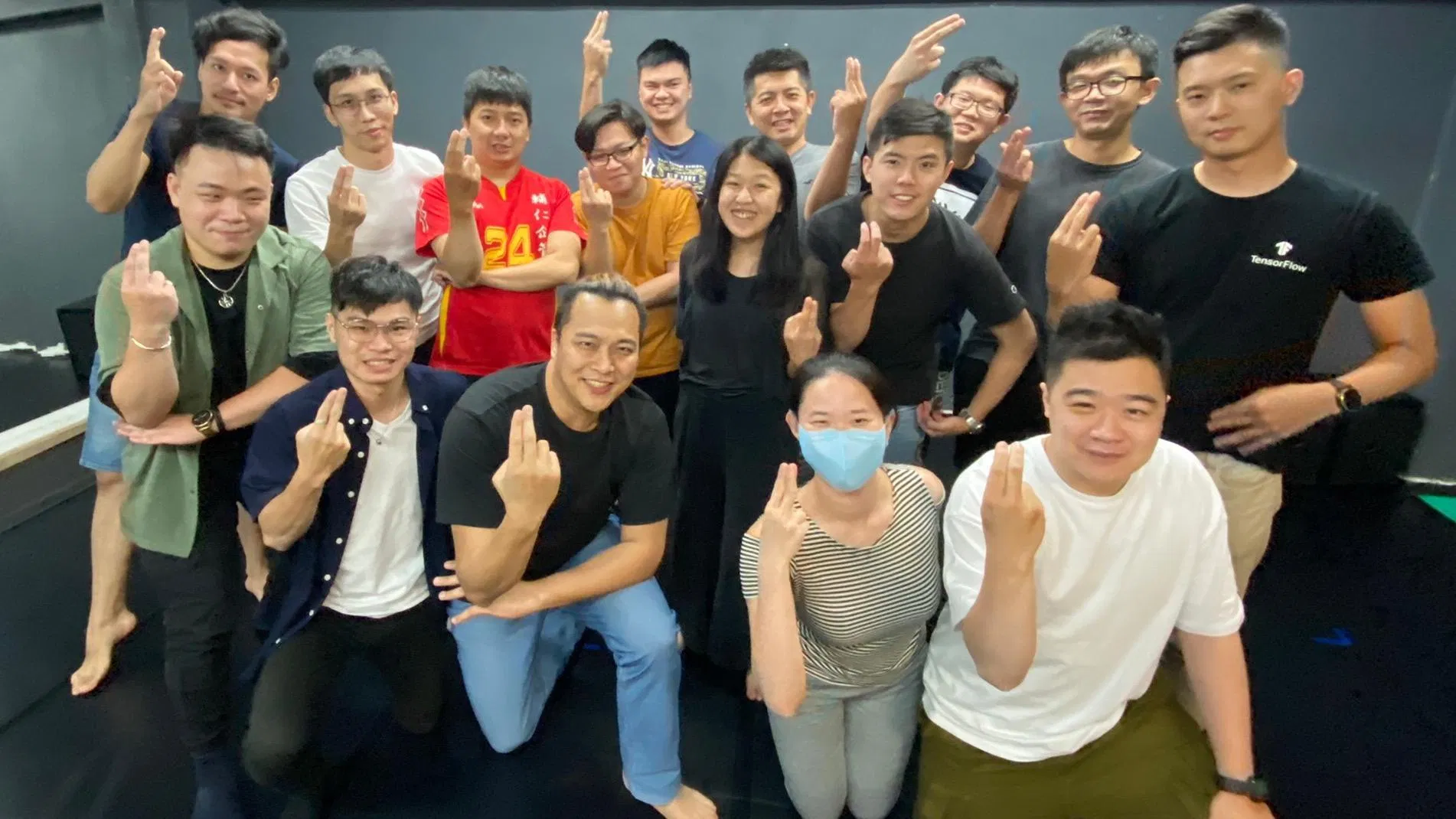 即興表達課下課後的班級合照，東區德蹲在前排中間