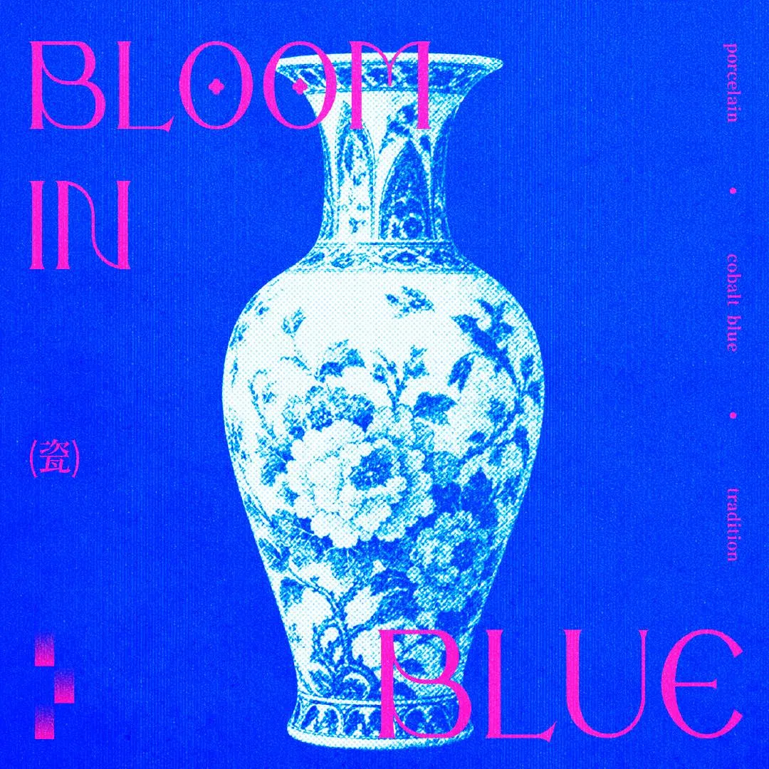 Photoshop 網點雙色海報 BLOOM IN BLUE：藍底上的白色網點青花瓷花瓶，搭配桃紅色襯線文字與紙張紋理