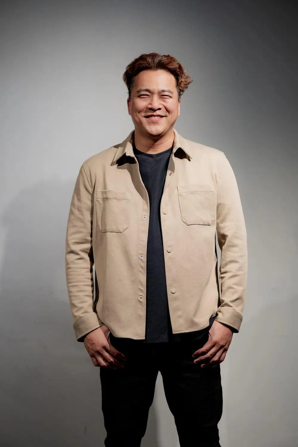 東區德穿卡其外套自然微笑的本人肖像