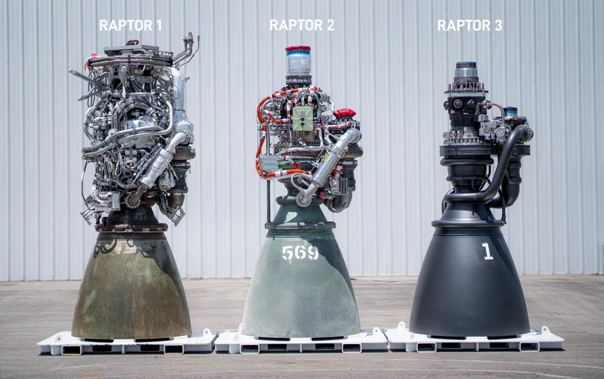 SpaceX 官方照片：Raptor 1、Raptor 2、Raptor 3 三代火箭引擎並排，外露的管線與線束一代比一代少，第三代外觀幾乎只剩乾淨的黑色機體