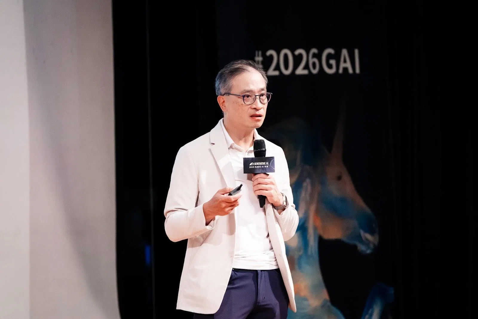 紀懷新於 2026 Generative AI 年會現場分享