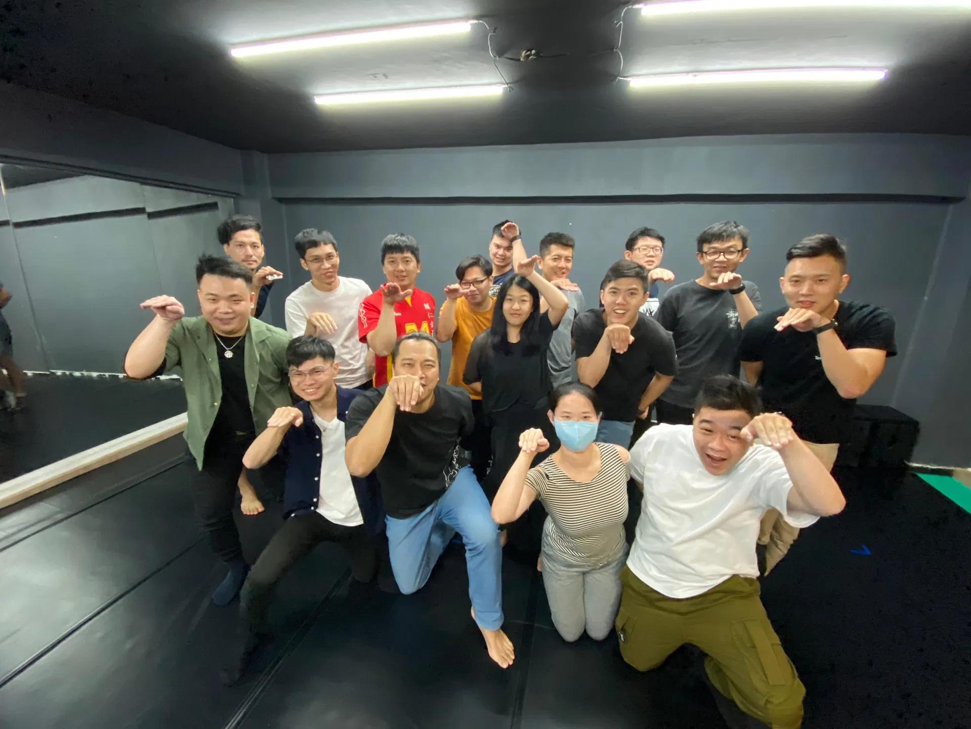 東區德即興表達課兩天工作坊現場側拍，學員在教室進行即興練習
