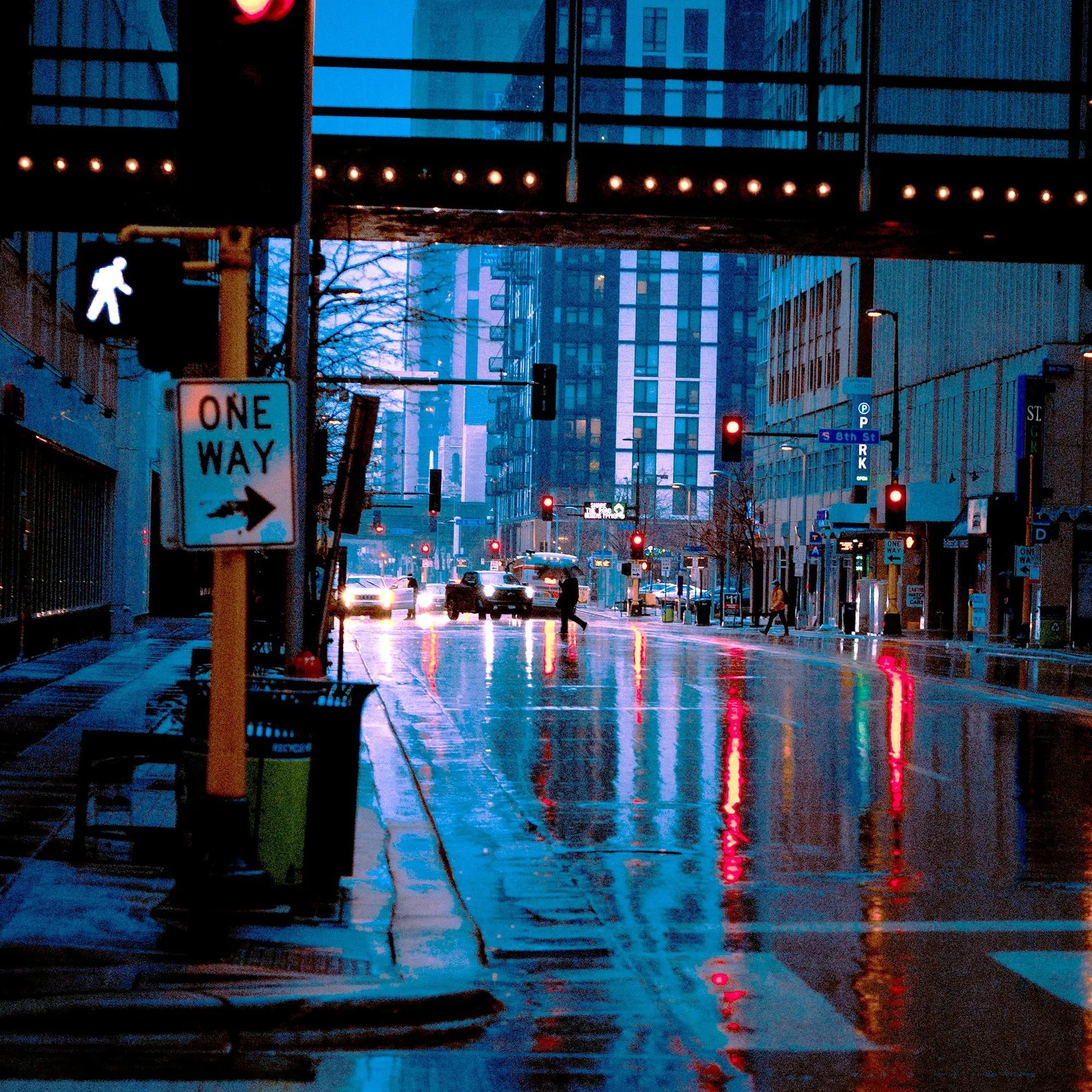 水霧玻璃練習素材底圖：雨天藍調城市街景，紅綠燈與車燈光點