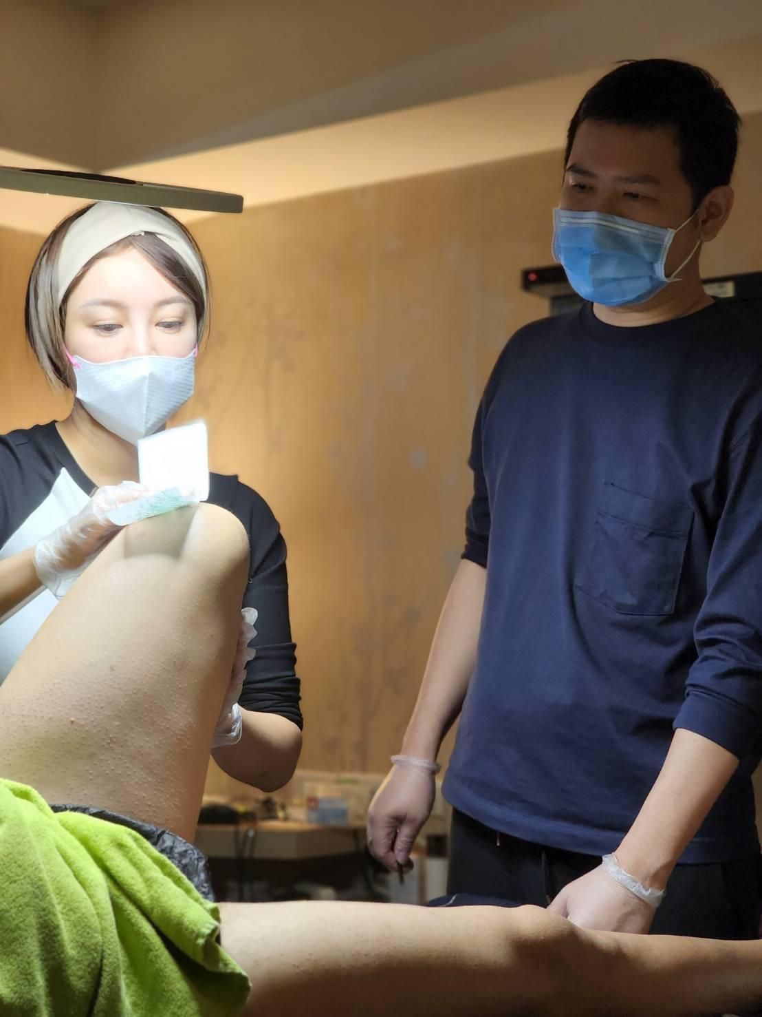 男女熱蠟除毛教學 學生認真操作除毛部位