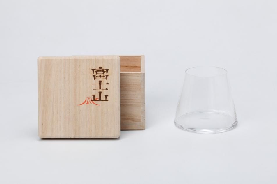 富士山玻璃杯(Fujisan Glass)水野學 2010 年的產品設計,杯內倒置呈現富士山輪廓