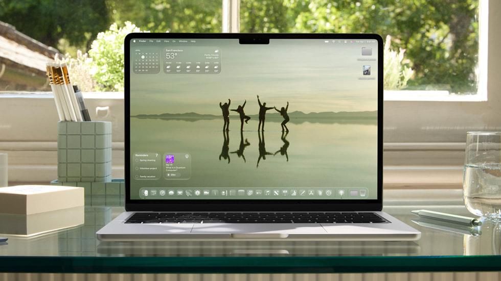 macOS 半透明毛玻璃介面：MacBook 桌面上視窗與選單呈現模糊透光的玻璃材質，背景色彩穿透到前景 UI
