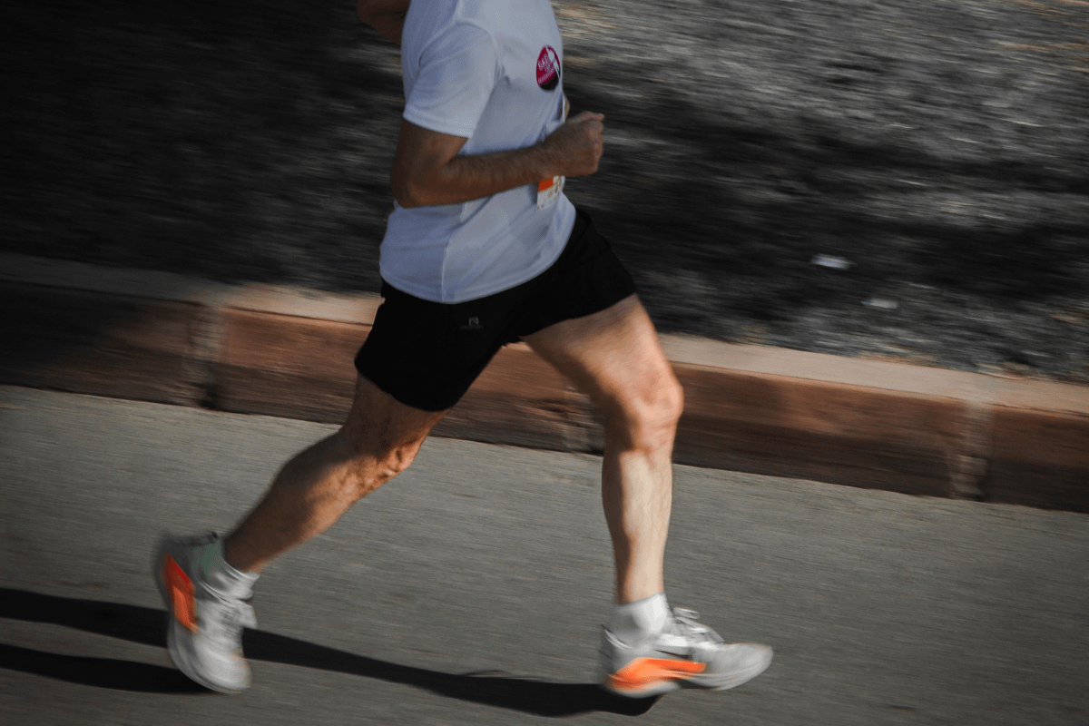 畫面聚焦跑者的腳步，製造慢動作的晃動感