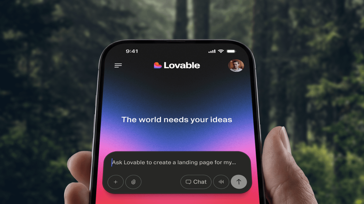 Lovable mobile app iOS 介面:手機上輸入框寫著 Ask Lovable to create a landing page for my