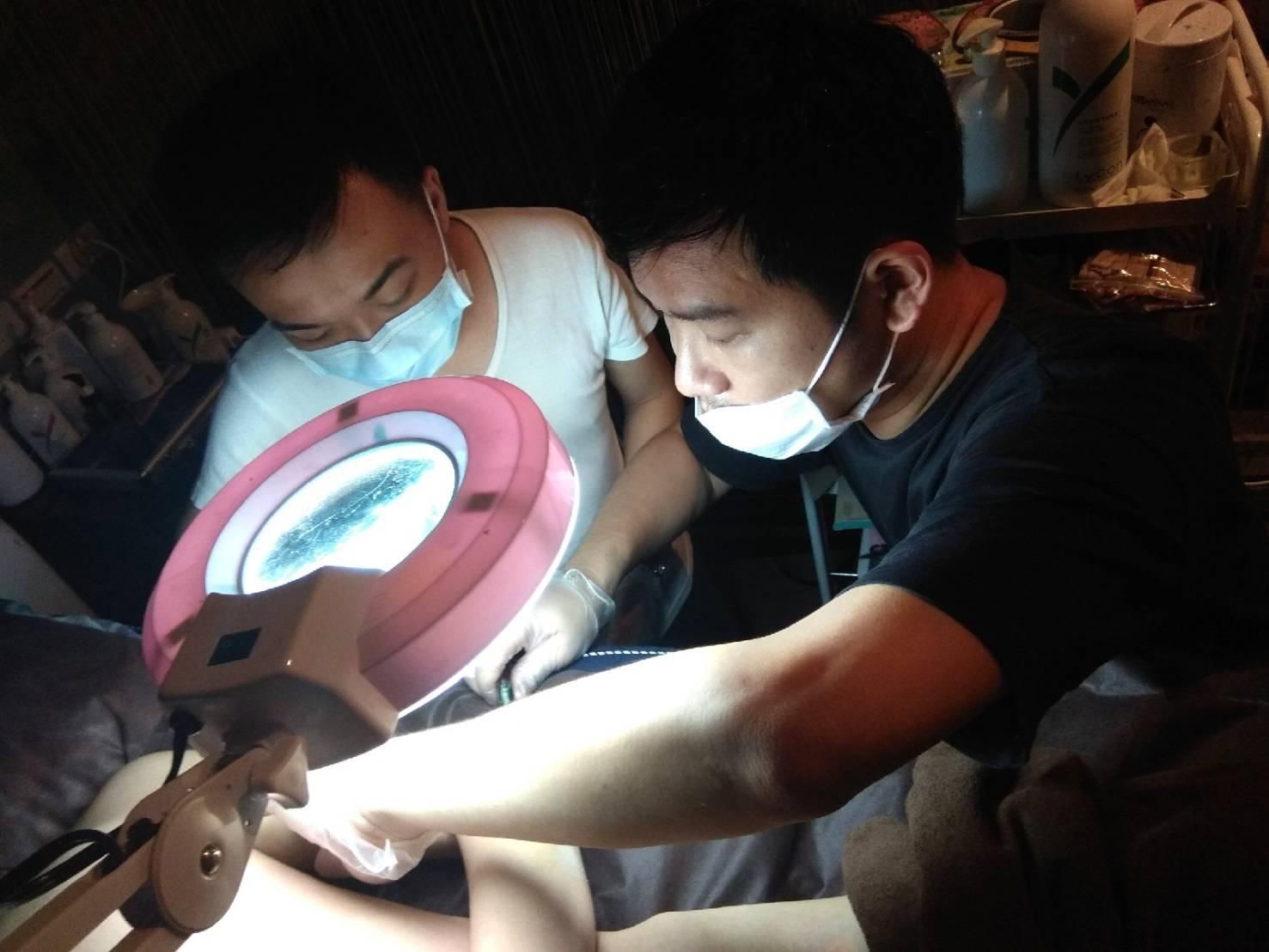 學生現場實作 老師在旁指導除毛手勢