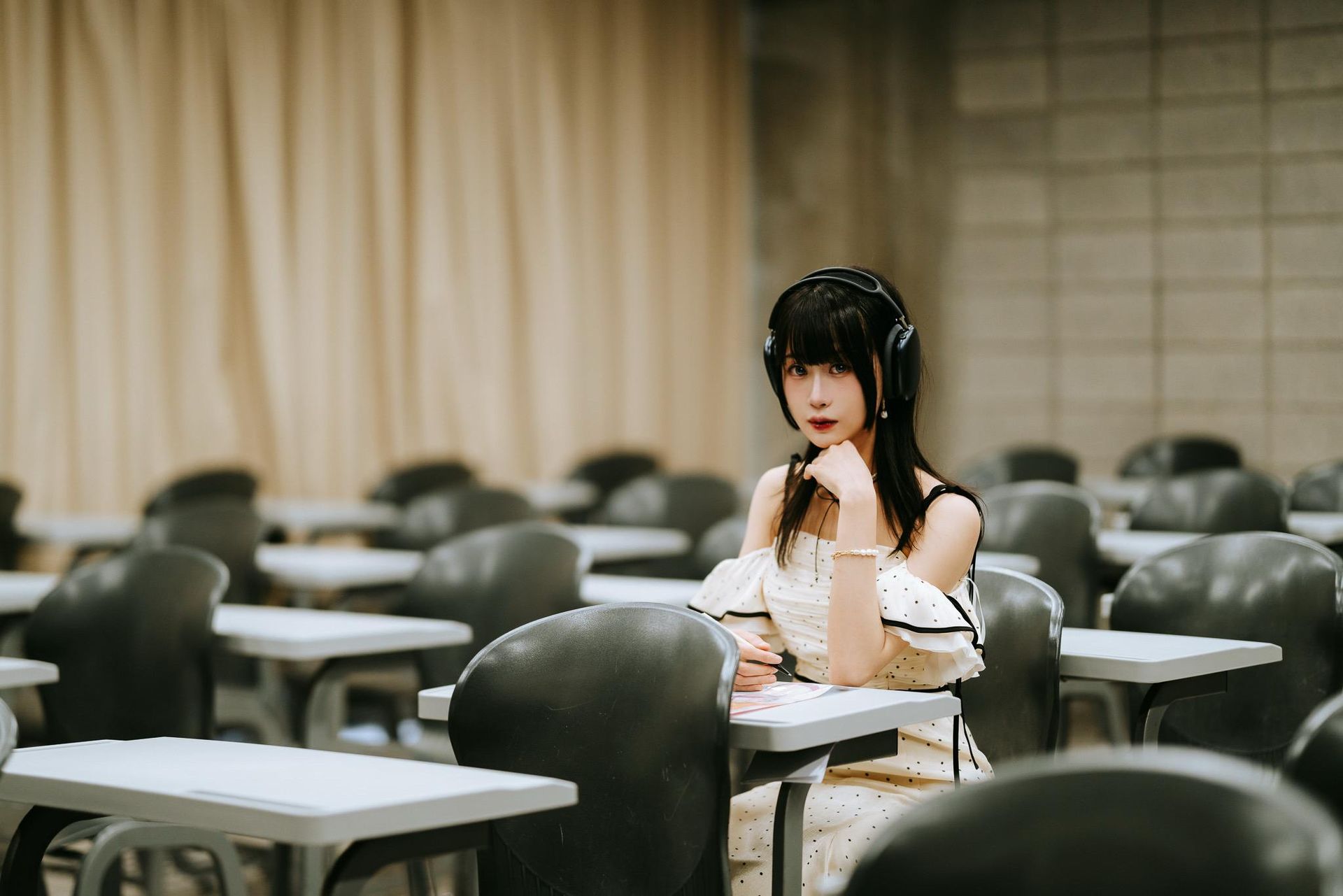 看著窗外的 Jill