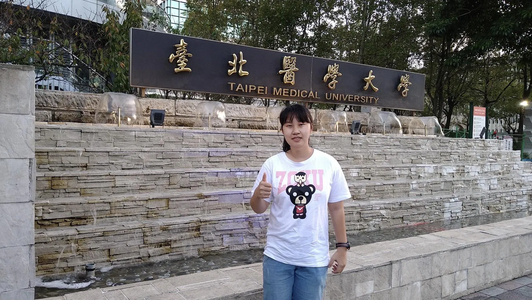 上了周俞老師的化學課之後，我化學的成績越來越進步，每次段考都可以在前三名。