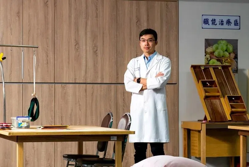 連醫生也要懂斜槓！他的雙手，懂針灸也寫程式：愈跨域，才能保持上風