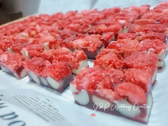 草莓糖果貼滿滿，心情也愉悅，酸甜好滋味