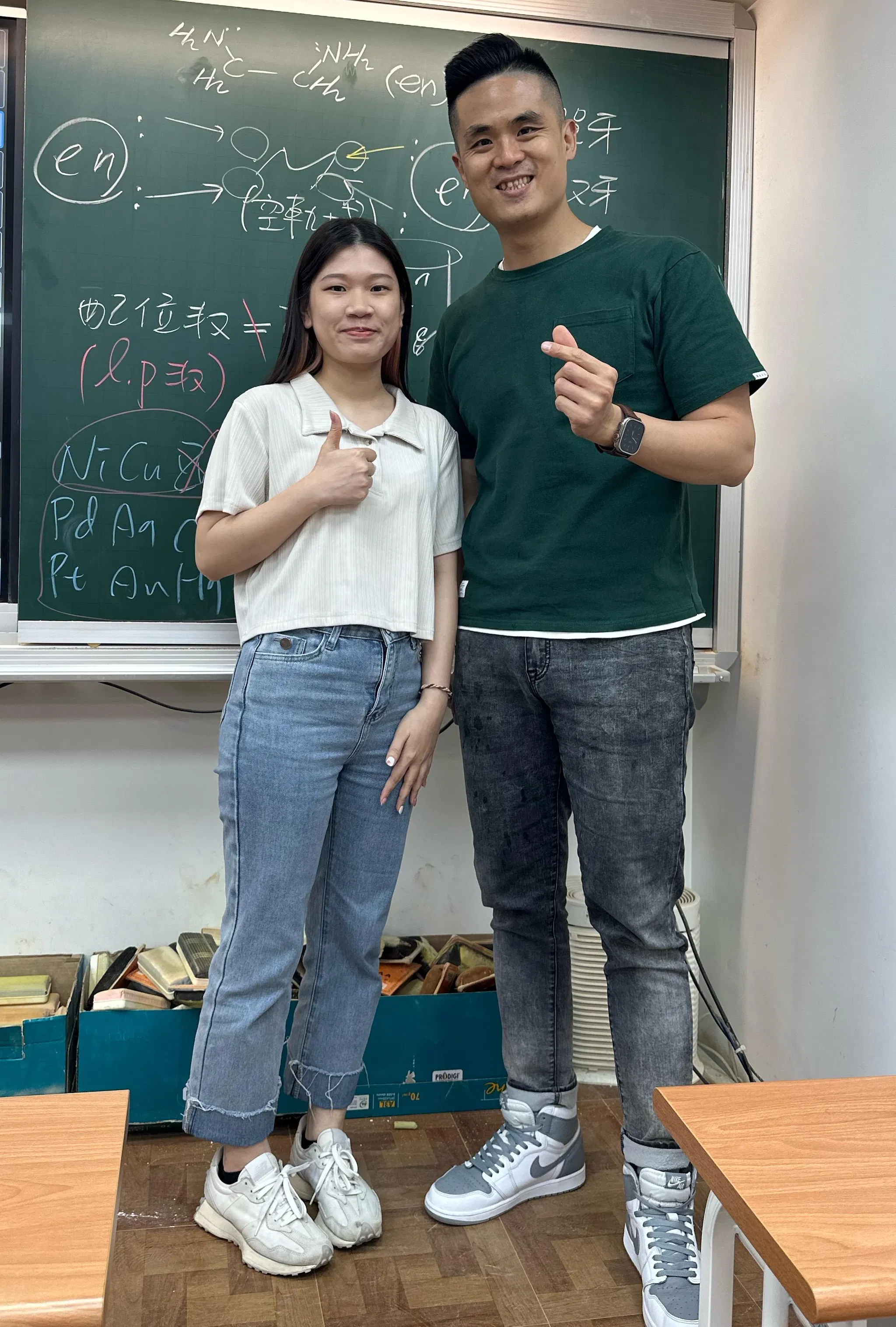 經過三年周俞老師的化學洗禮，讓我逐漸奠定基礎，也對原本很害怕的化學產生興趣，讓我在選系時毅然決然選擇了化學系！