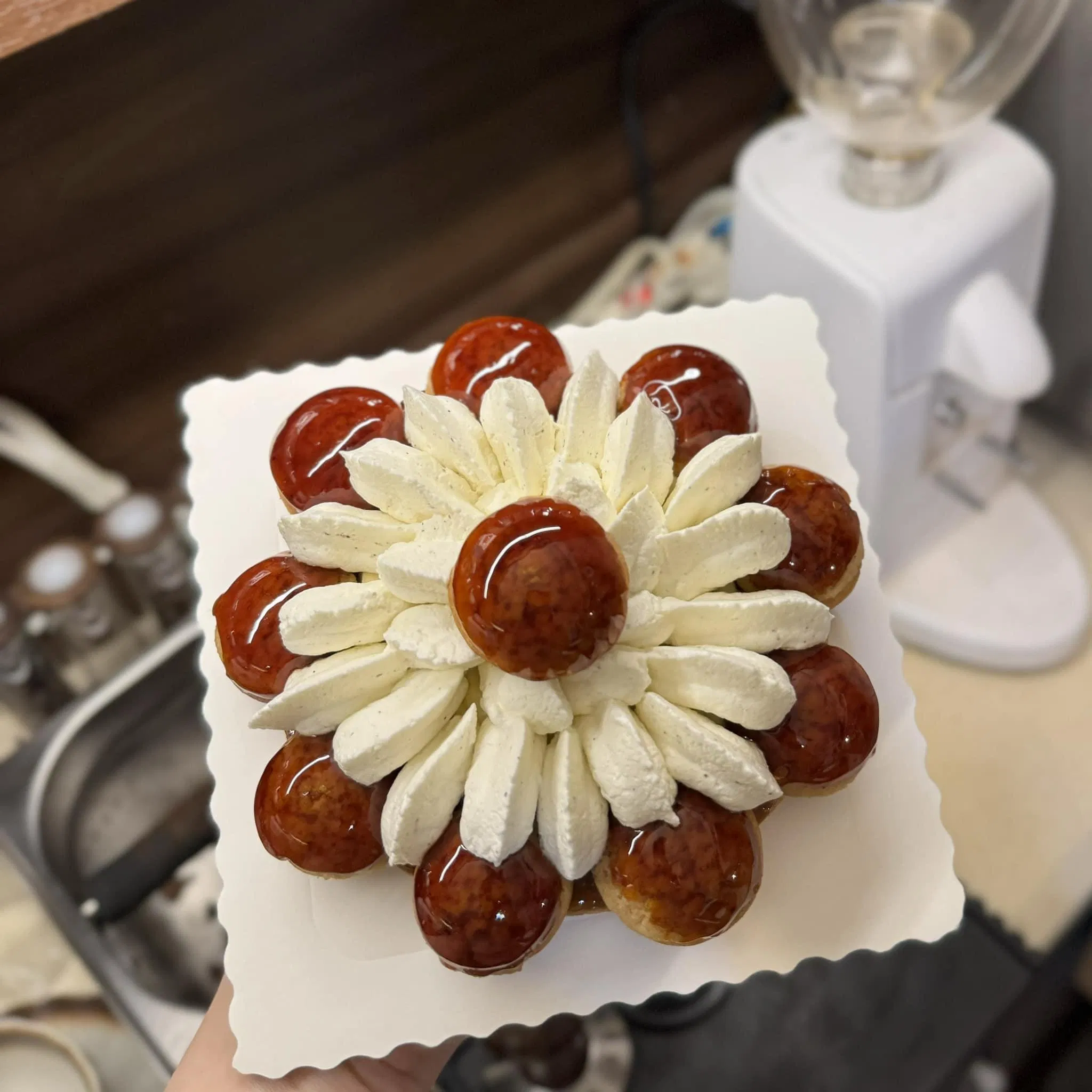 小泡芙的焦糖光澤讓人忍不住一直想拍照🤣