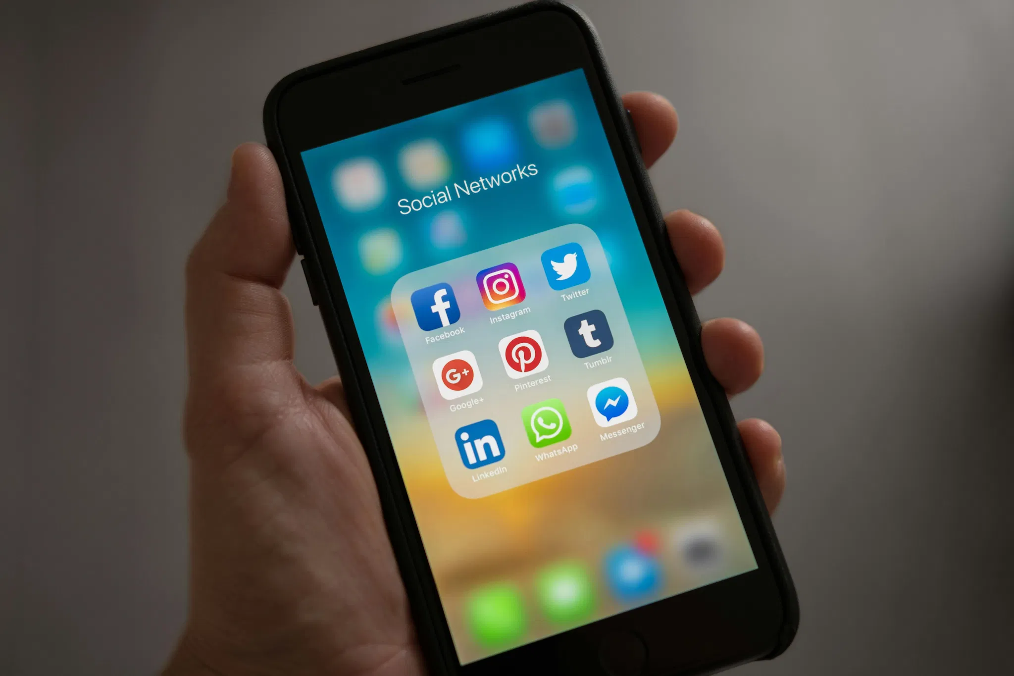 Le business du vide social : quand l'attention devient monnaie d'échange