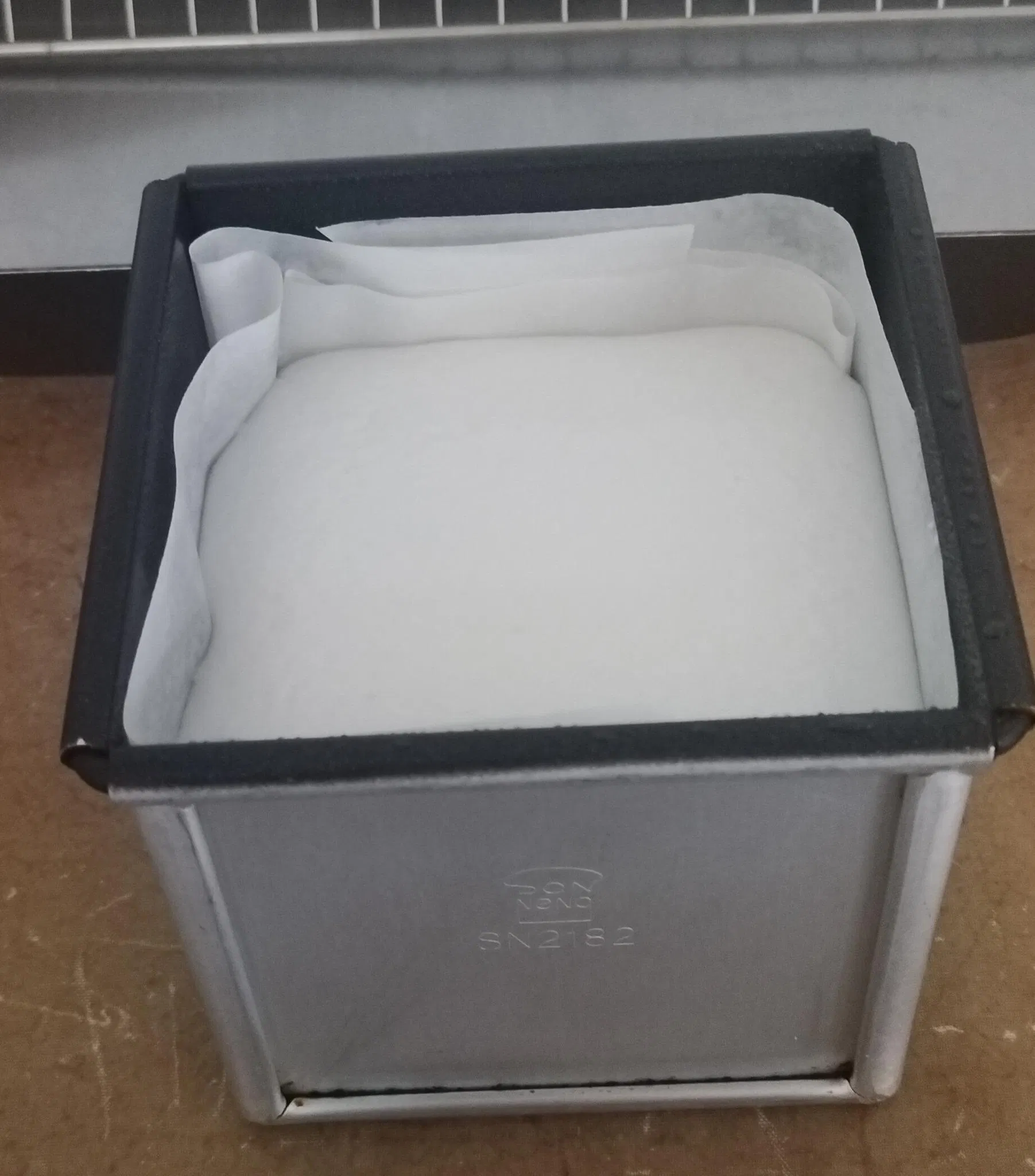 原味生米土司 備好材料，才發現沒有烘焙紙， 用了白報紙 哈哈~ 撕開紙時把皮也順帶脫光了 但不影響味道，家人都說好吃