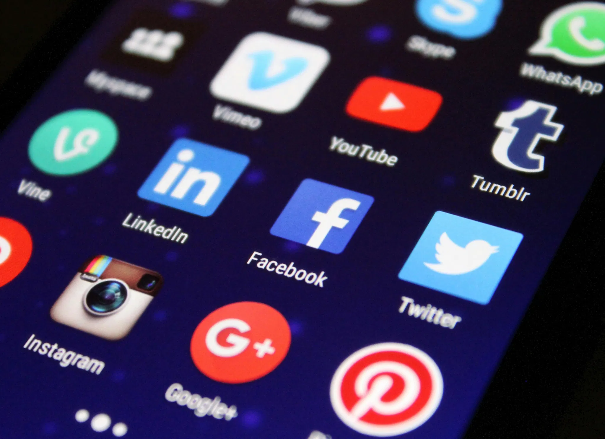 Les réseaux sociaux à l'école : quand le virtuel bouscule nos salles de classe !