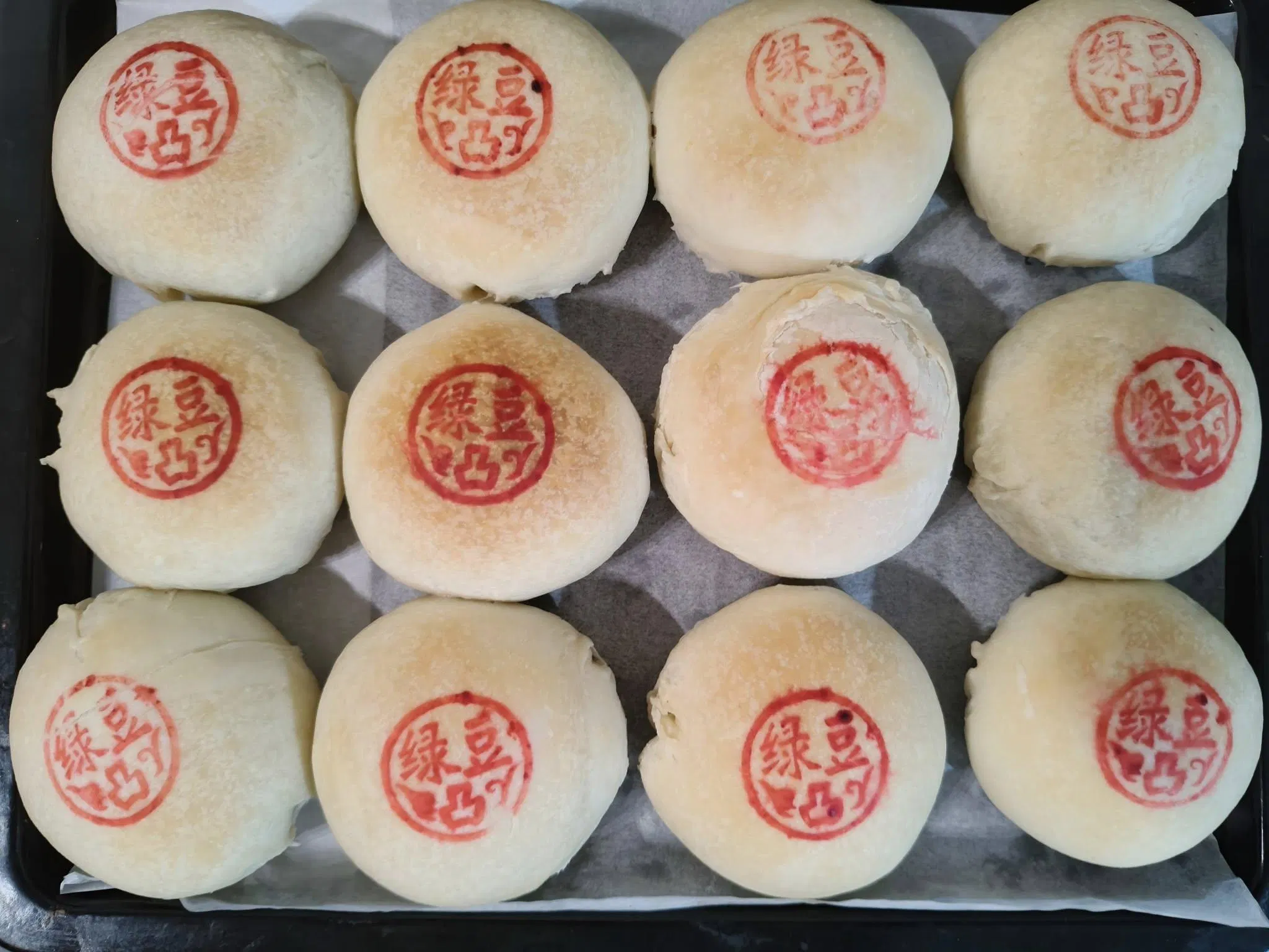 綠豆椪裡面包素香鬆，口感更豐富，好吃！而且幸運買到美美的印章，烤起來超好看的