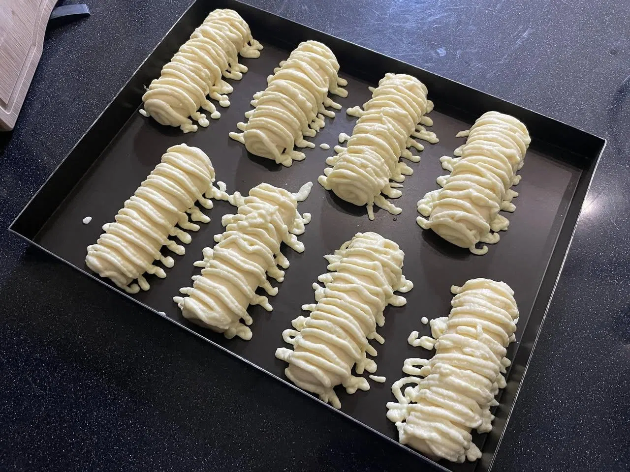 麵包表皮酥脆再搭配冰冰涼涼的卡士達醬有種在吃冰火菠蘿油的感覺