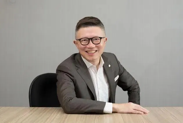 年輕同仁一句「用LINE開會就好」，想生氣的我卻學到：因為不一樣，才要相互體諒