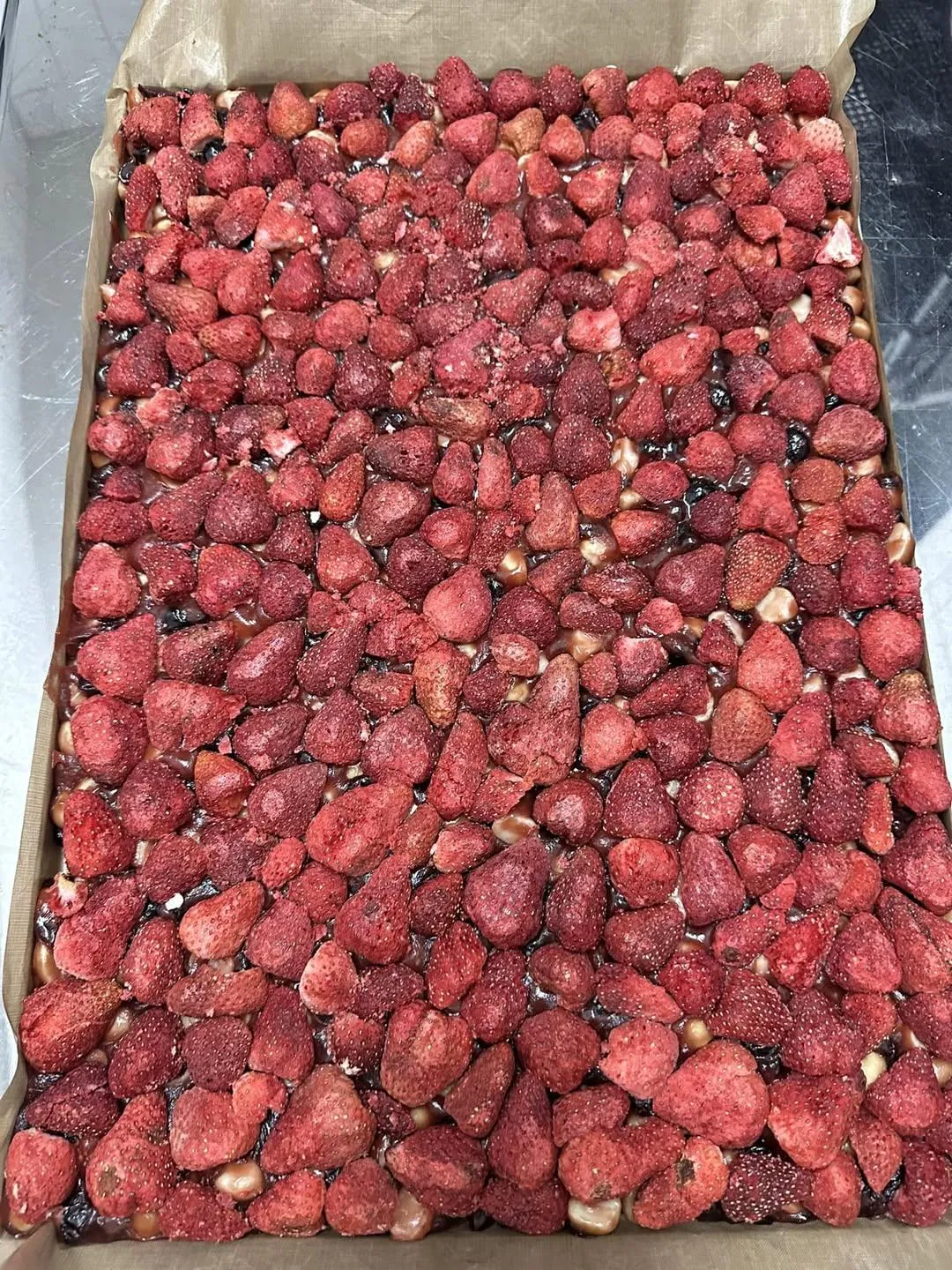 快快交作業，今天去拜拜剛好看到有賣草莓凍乾，雖然不是很漂亮又大小差很多，但是還是忍不住手癢想做，目前剛做好，今晚看能不能切到，明天就可以分享給同事品嚐了，謝謝老師讓我又學到一種好吃的糖果