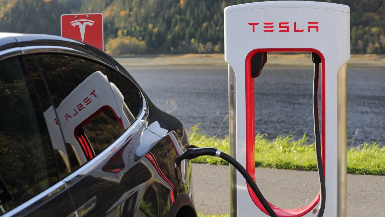 2025年 特斯拉 Teala（TSLA）的商業模式與投資策略（持續更新）