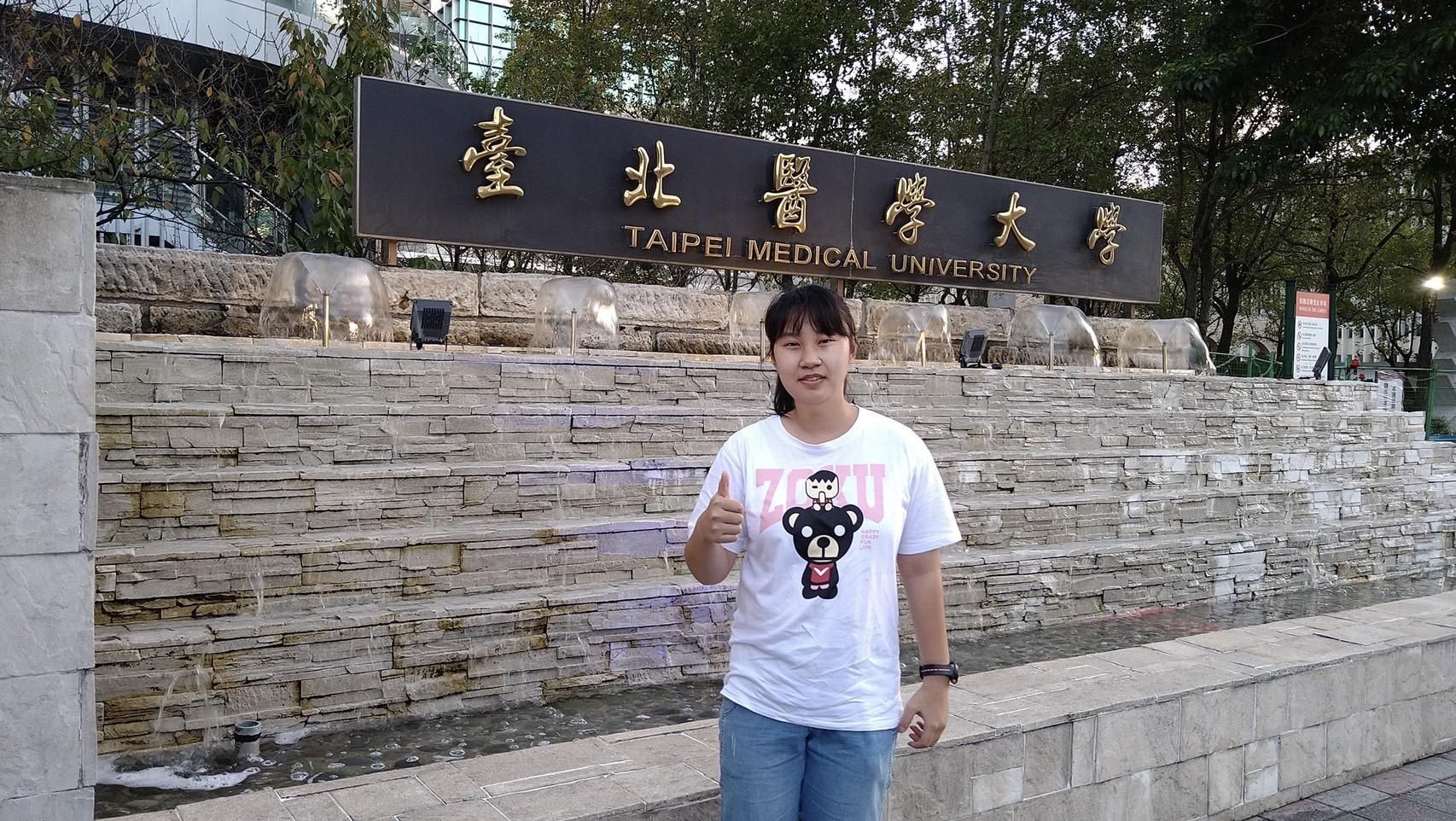 上了周俞老師的化學課之後，我化學的成績越來越進步，每次段考都可以在前三名。