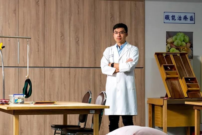 連醫生也要懂斜槓！他的雙手，懂針灸也寫程式：愈跨域，才能保持上風