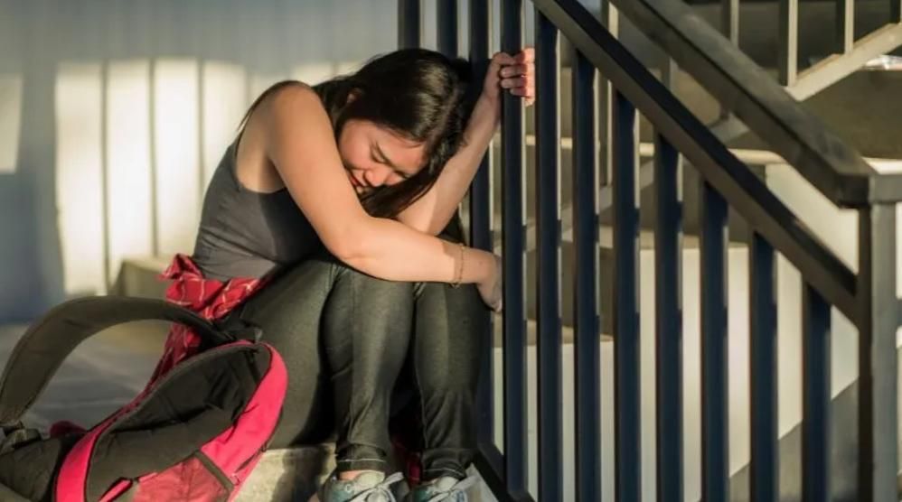 被排擠霸凌的童年創傷，如何陪伴孩子處理人際的情緒和衝突？