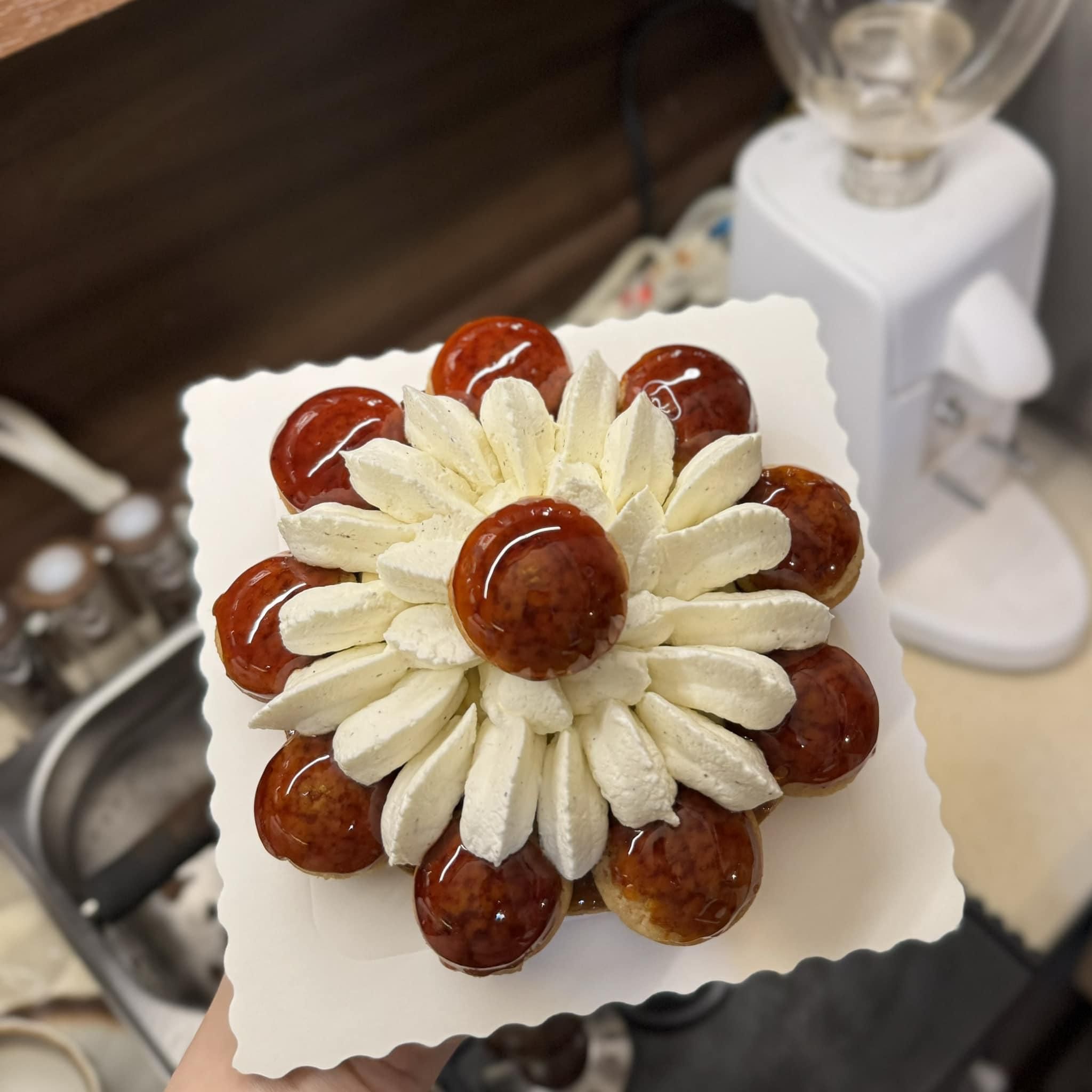 小泡芙的焦糖光澤讓人忍不住一直想拍照🤣