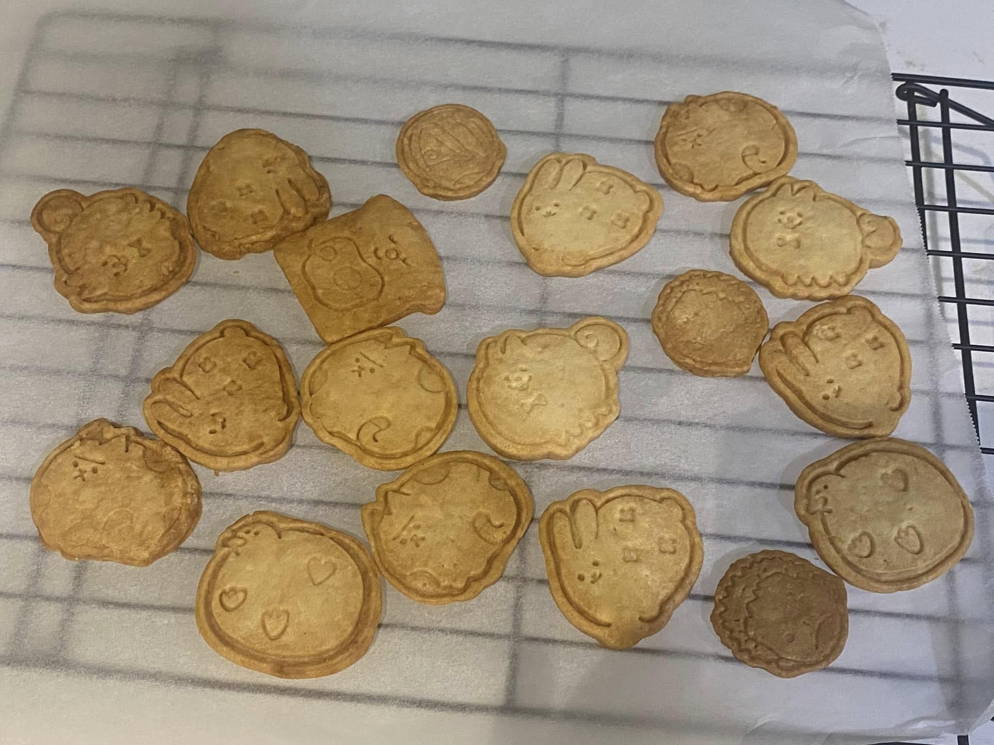 餅乾直接吃好好吃，家人都說不會太甜