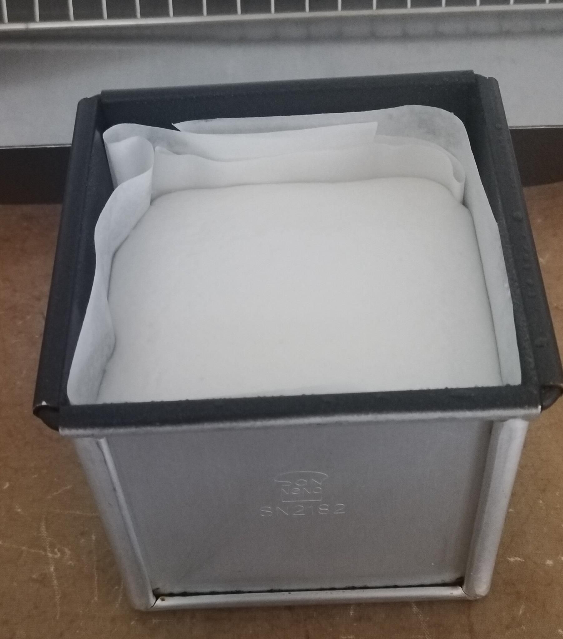 原味生米土司 備好材料，才發現沒有烘焙紙， 用了白報紙 哈哈~ 撕開紙時把皮也順帶脫光了 但不影響味道，家人都說好吃