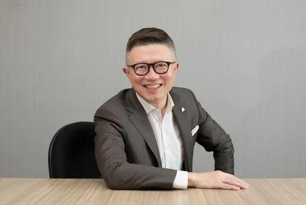 年輕同仁一句「用LINE開會就好」，想生氣的我卻學到：因為不一樣，才要相互體諒